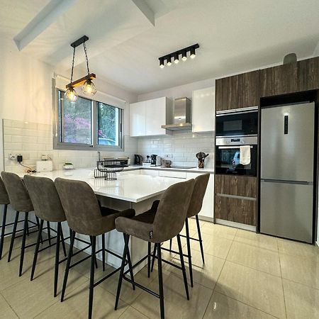 Modern 2Br Apartment With Pool, Veranda & Garden In Pafos Dış mekan fotoğraf
