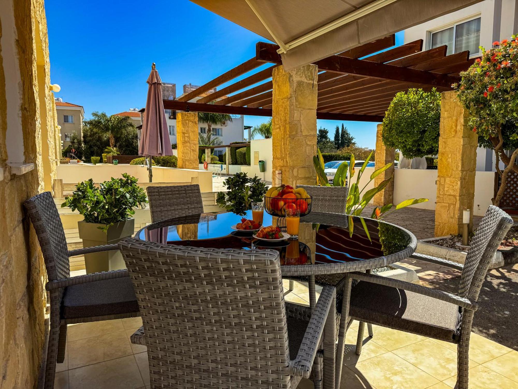 Modern 2Br Apartment With Pool, Veranda & Garden In Pafos Dış mekan fotoğraf