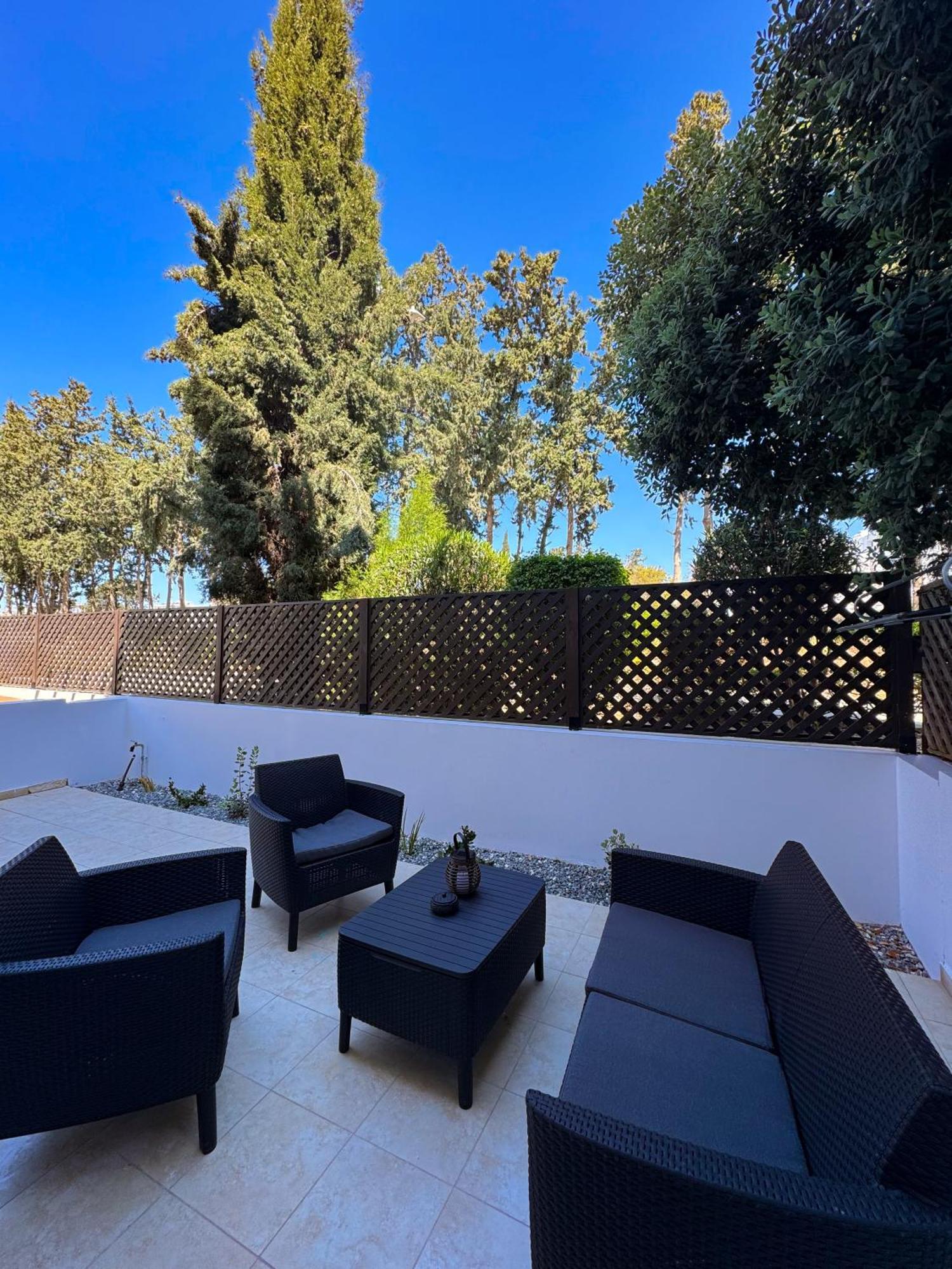 Modern 2Br Apartment With Pool, Veranda & Garden In Pafos Dış mekan fotoğraf